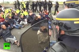 Dramatyczna sytuacja w Calais. Francuski port sparaliżowany – kolejne doniesienia