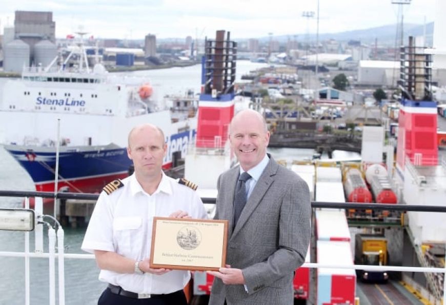 Na zdjęciu szef portu w Belfaście oraz kapitan statu Stena Forerunner.