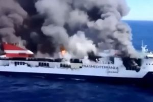 Pożar na pokładzie promu Acciona Trasmediterránea. Statek zniszczony