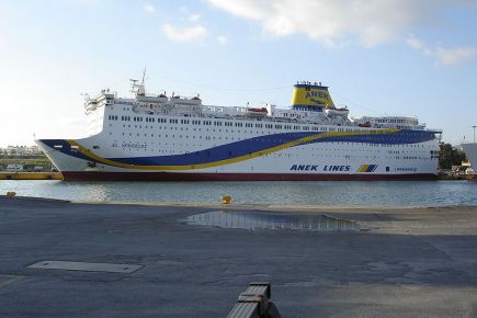 Grecki rząd wyczarterował prom. Przewozi nim imigrantów