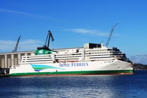 Zamieszanie wokół nowego promu Irish Ferries. Do akcji wkracza policja