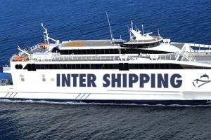 Problemy pasażer&oacute;w promu płynącego do Algeciras. Nie mogli zejść na ląd