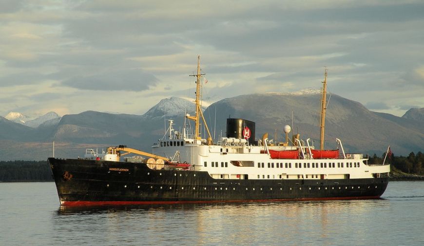Na zdjęciu zbudowany w 1956 r. statek Nordstjernen - najstarsza jednostka pływająca dla norweskiego przewoźnika Hurtigruten