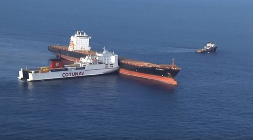 Skutki kolizji promu z kontenerowcem na Morzu Śródziemnym