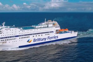 Pasażerowie promu Brittany Ferries byli zmuszeni do nocowania na pokładzie statku