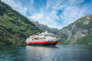 Hurtigruten zmodernizuje sześć promów. Wielka inwestycja norweskiego armatora
