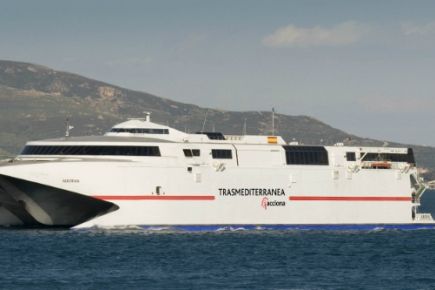 Spada ilość przewoz&oacute;w promami przez Gibraltar