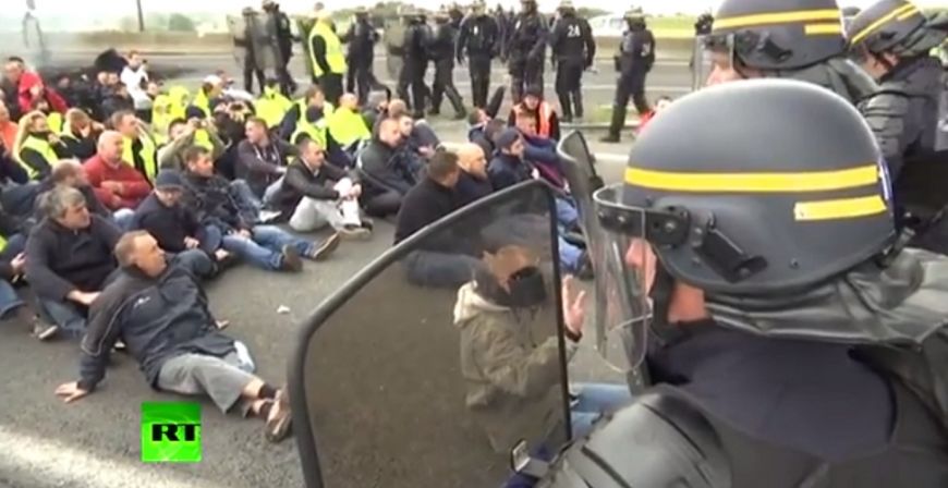 Dramatyczna sytuacja w Calais. Francuski port sparaliżowany – kolejne doniesienia