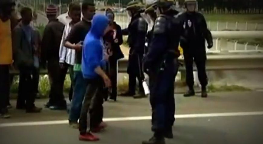 Znów niespokojnie w Calais. Tysiące imigrantów próbowało wedrzeć się do tunelu