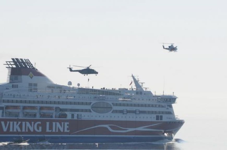 Niecodzienne ćwiczenia w Zatoce Fińskiej. Prom Viking Line wziął udział w manewrach