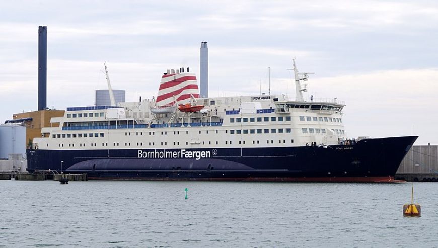 Prom Povl Anker jeszcze do niedawna pływał w barwach BornholmerFærgen. Dziś statek należy do Molslinjen i pełni funkcję promu rezerwowego.